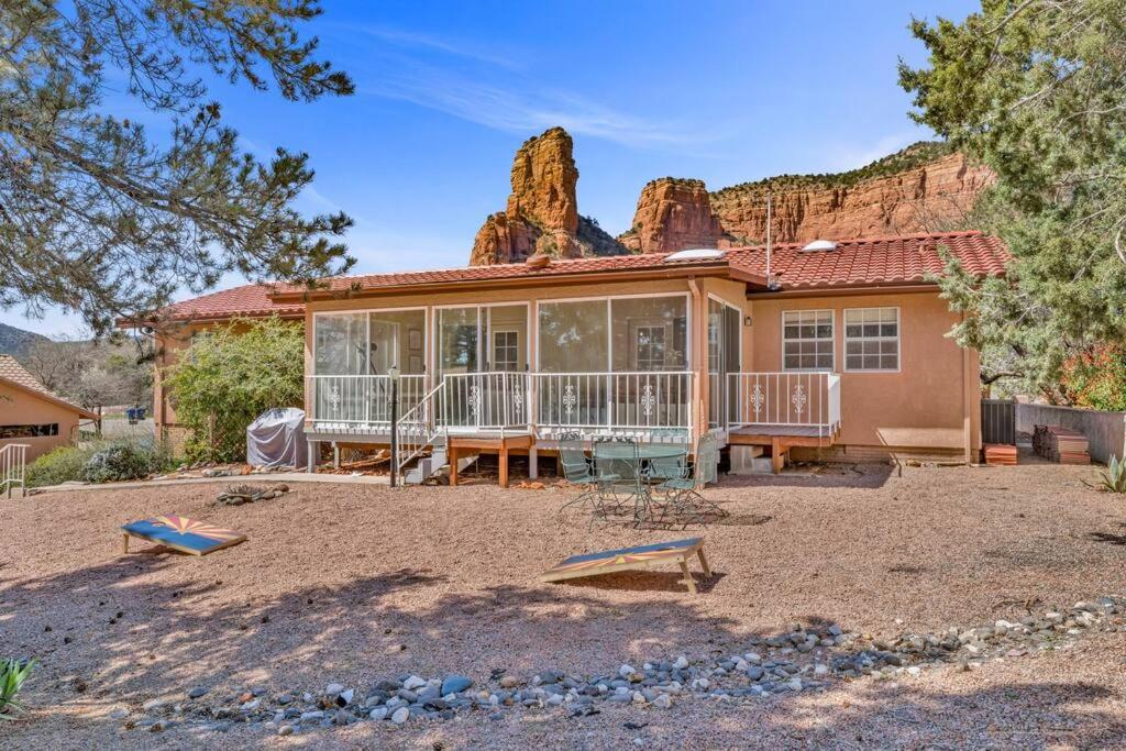 NEW! Huge Game Room, Hikeable, Red Rock View, Fireplace, Ping Pong, Yoga, Golf Course, Pickle Ball! - B&B