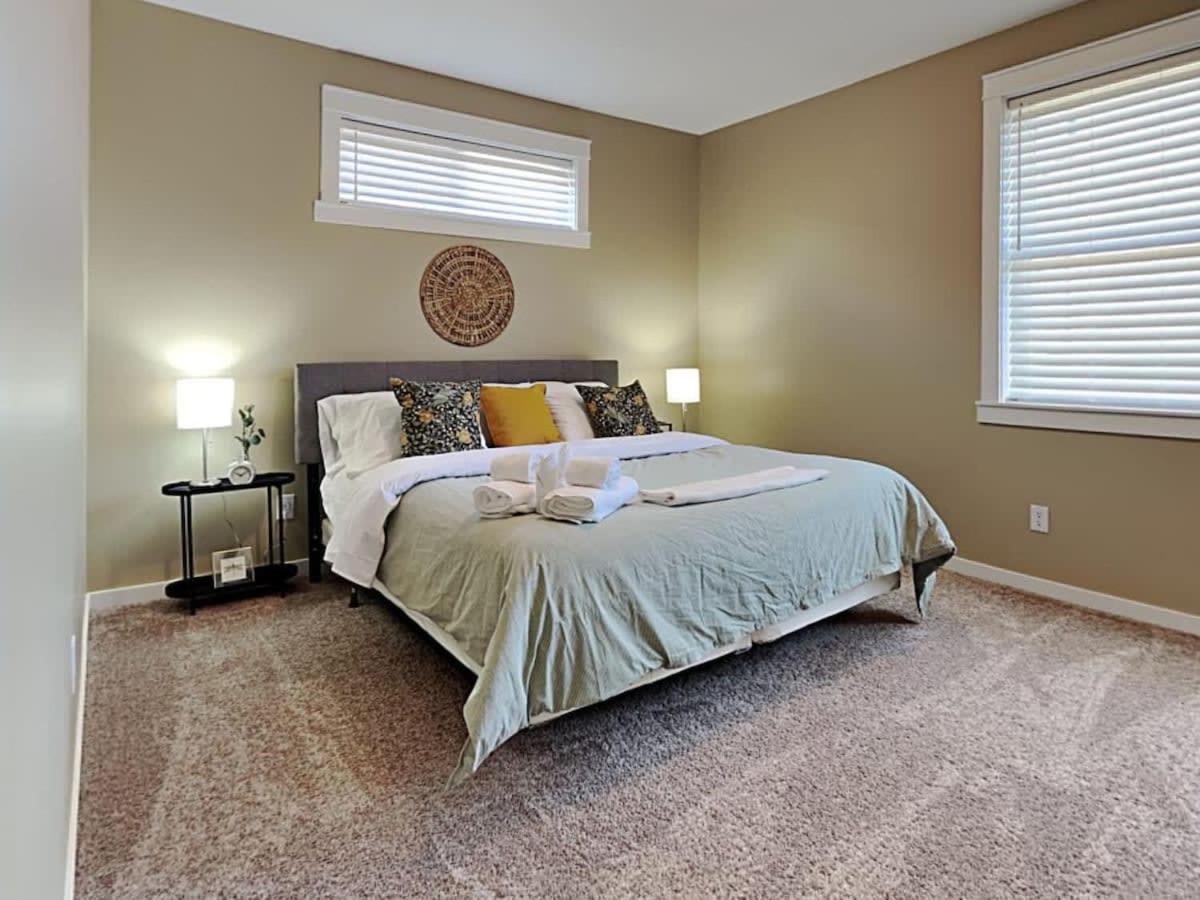Rockaway Rookwood Retreat- Both Units - B&B Indianapolis