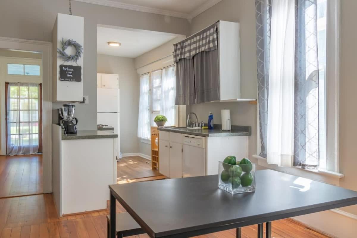 The Sunny Southern Manse Front Walk Downtown - B&B Columbus