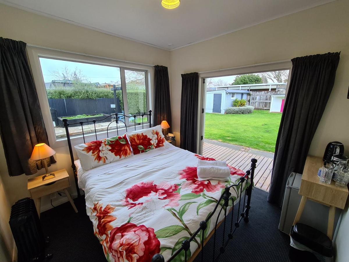 B&B Masterton - Central Masterton Sleepout - Bed and Breakfast Masterton