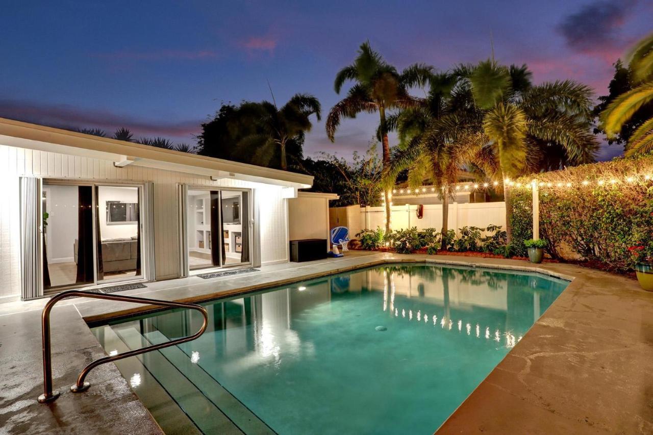 Luxury Coastal Home Quiet Area w Pool Near Beach - Bed and Breakfast