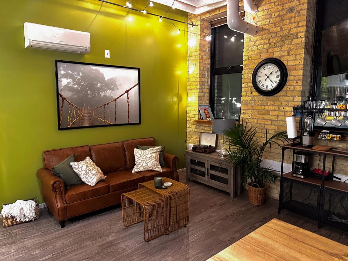 B&B Winnipeg - Heart of the City: Cozy 2-Bed Loft - Bed and Breakfast Winnipeg