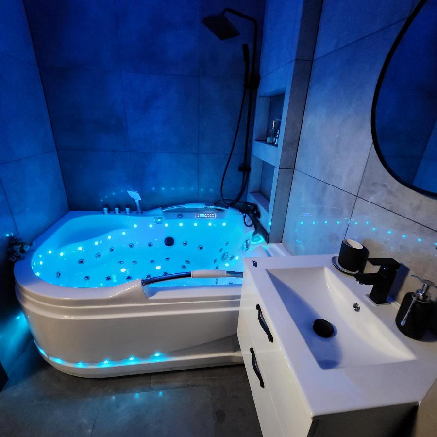 Studio with Spa Bath