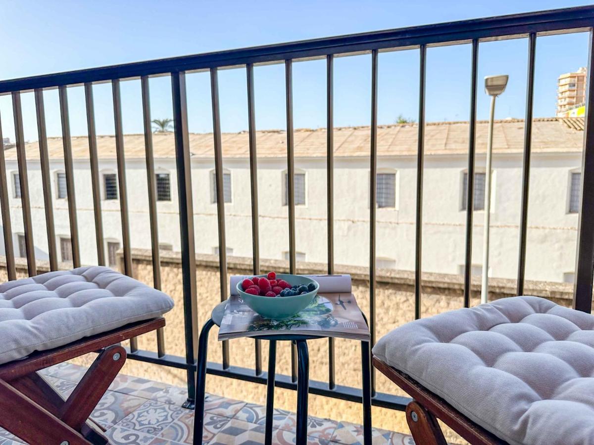 Casa Cigarreras. Espacio y luz cerca del centro. - B&B Alicante