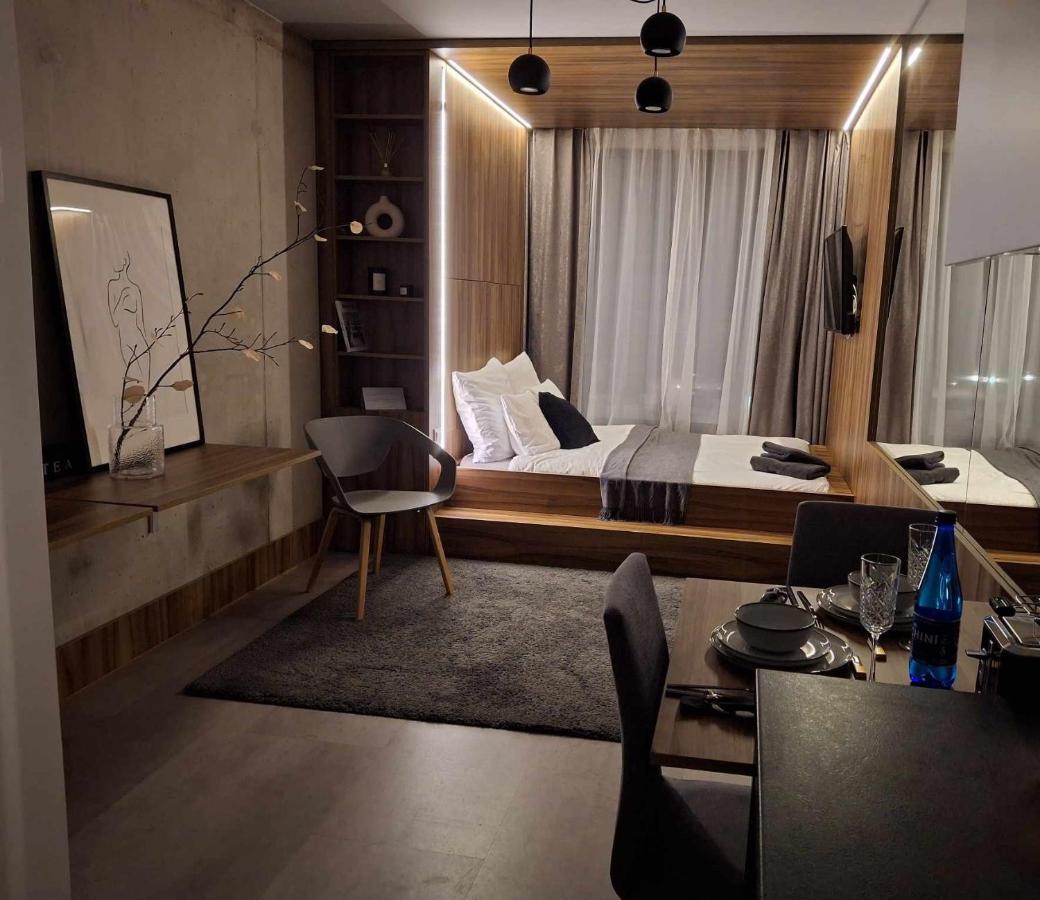 Apartments Wroc'LOVE by me &301 Legnicka & Self Check-In 24h & Lift & Air Conditioning