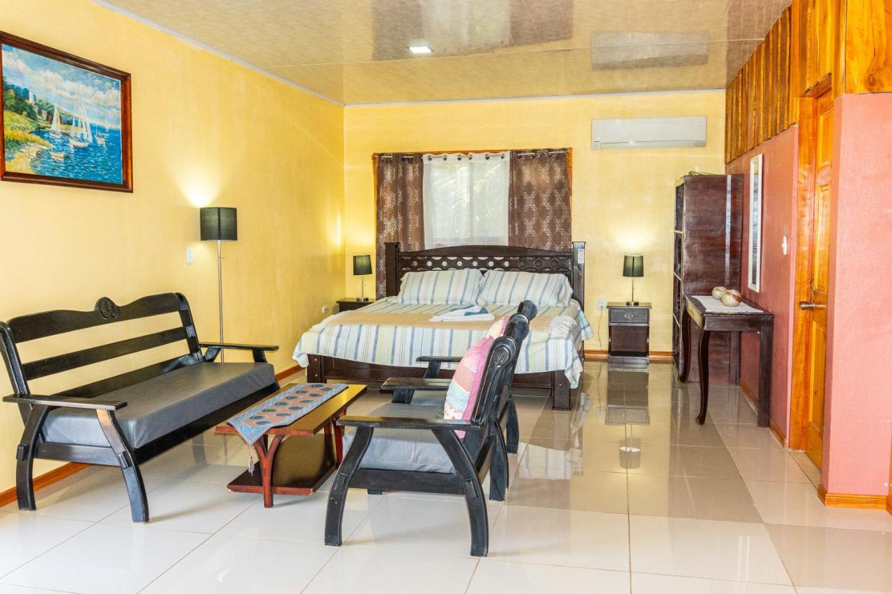 Villa Manolo Lodge, Ocean and Forest View - B&B