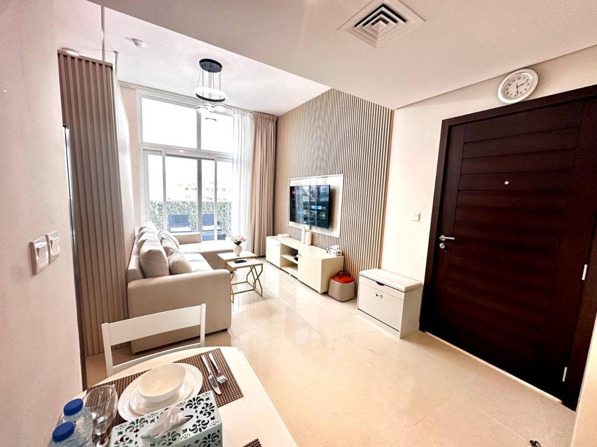 B&B Dubaï - Amazing 1Bedroom Plus Maid in Avencia at Damac Hills 2 - Bed and Breakfast Dubaï