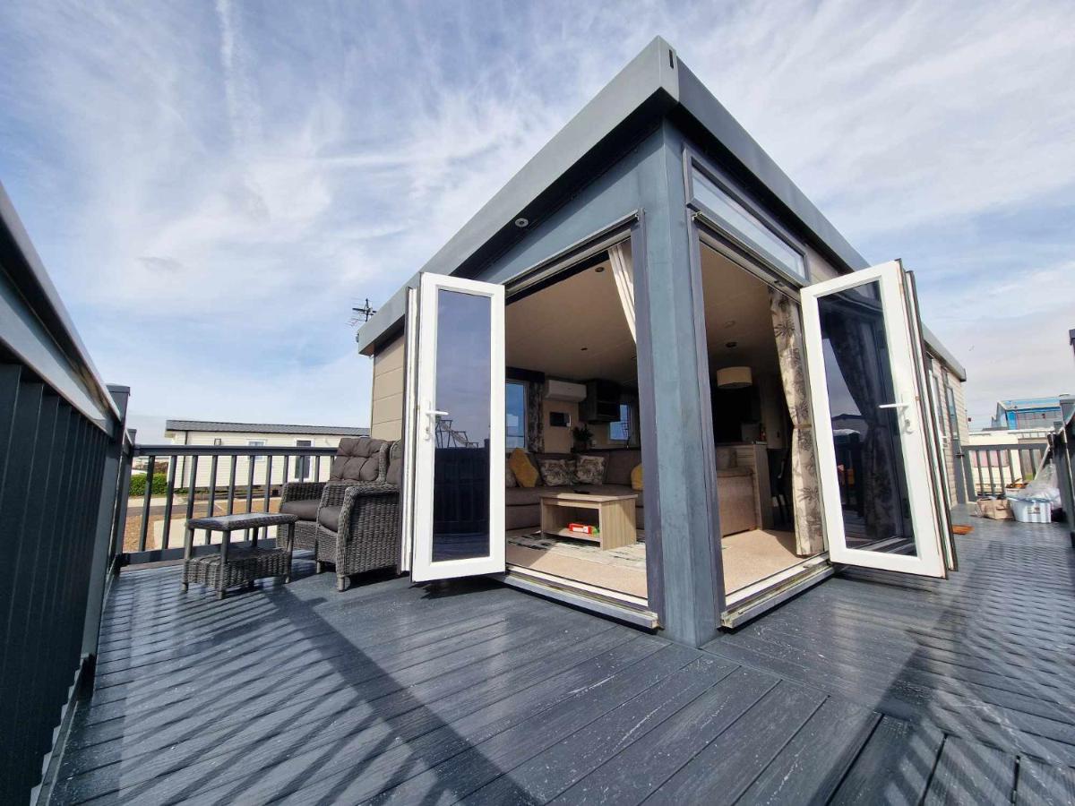 Thrillseeker - Chalet style caravan next to Fantasy Island, Ingoldmells, 2 dogs max - East Coast Holidays - B&B Skegness