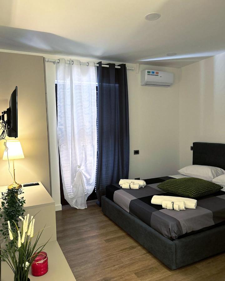 Habitación con cama extragrande y vistas al mar
