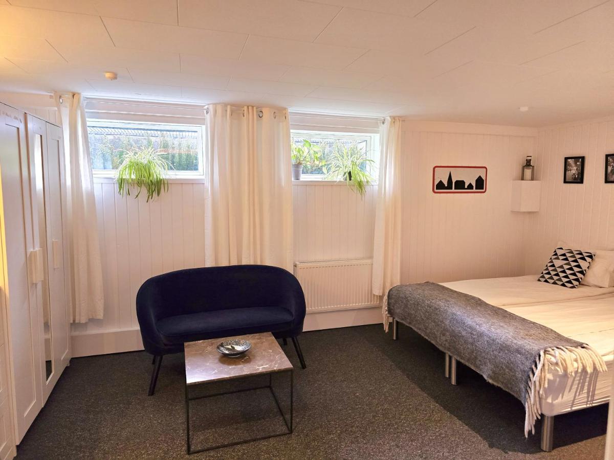 Deze driepersoonskamer heeft een gedeelde badkamer.