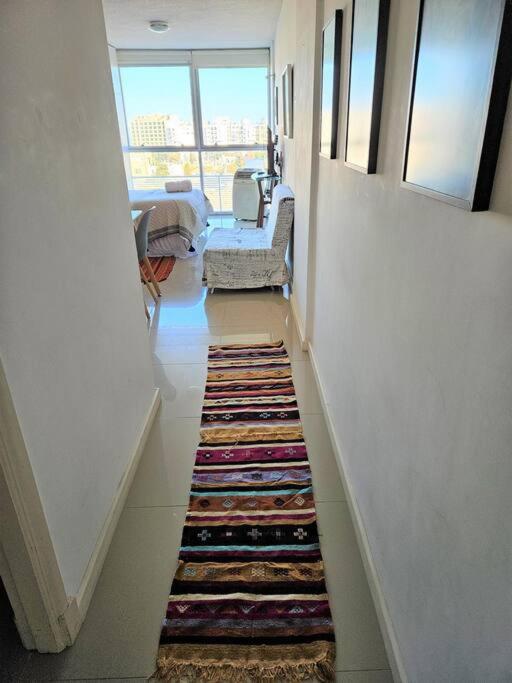 Fantastic spot: Studio w/parking 2 blocks to World Trade Center, 3 to beach - Chambres d'hôtes Montevideo