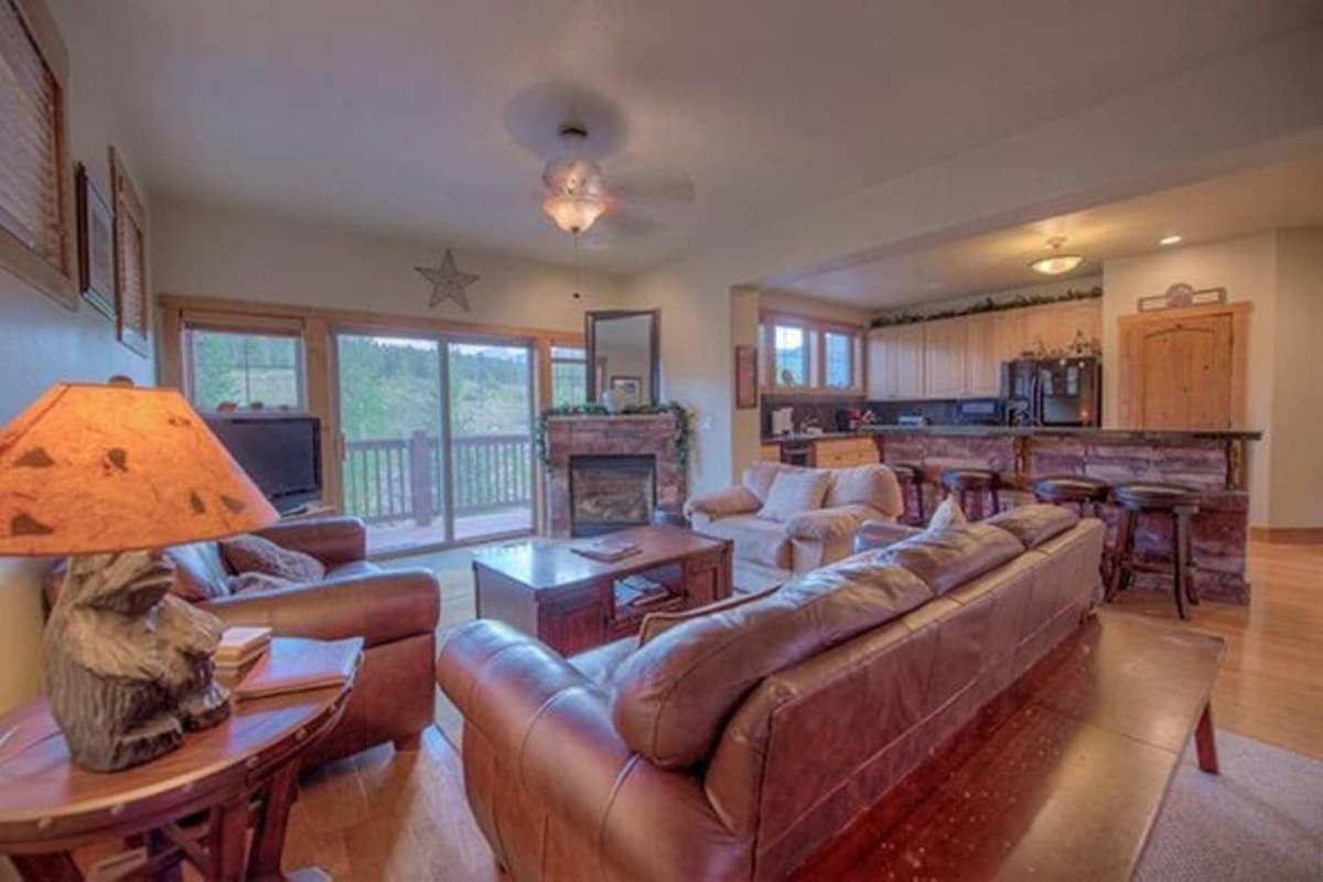 Spacious 4BR with Hot Tub Near BreckConnect Gondola - Chambres d’hôtes
