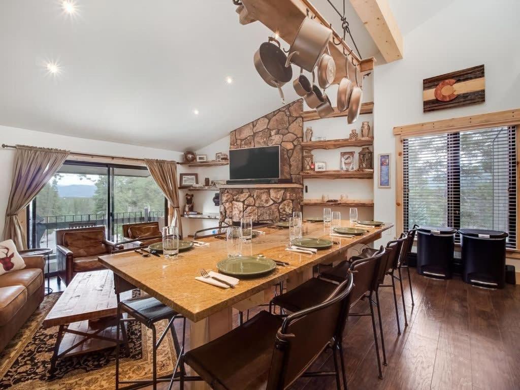 Cozy 2BR Condo Near Peak 8 and Town with Hot Tub Access - Chambres d’hôtes