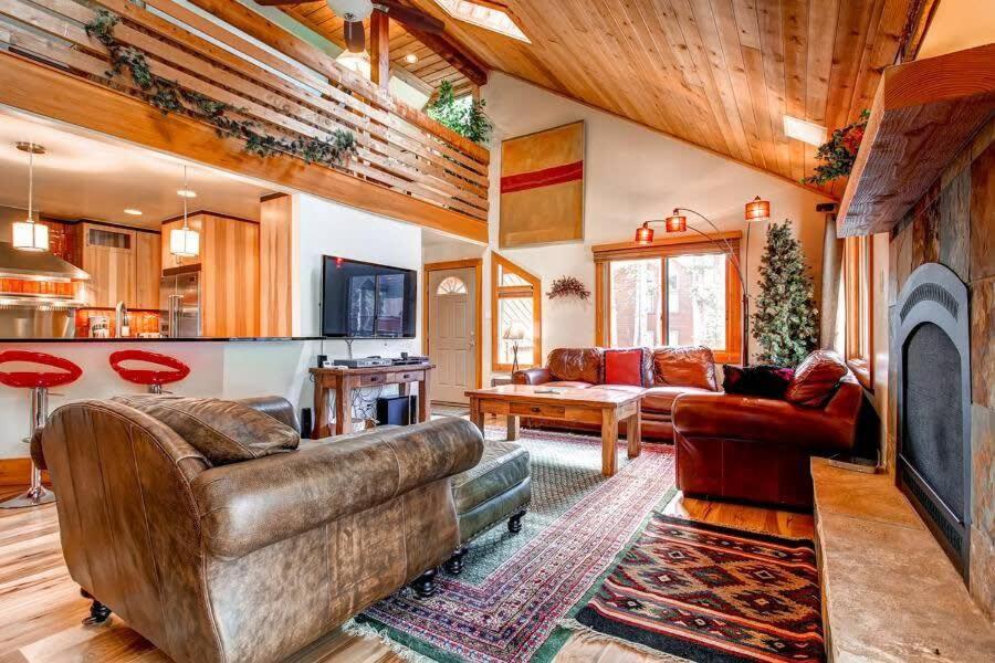 5BR Ski in Out Mountain Getaway with Hot Tub and Views - B&B Breckenridge