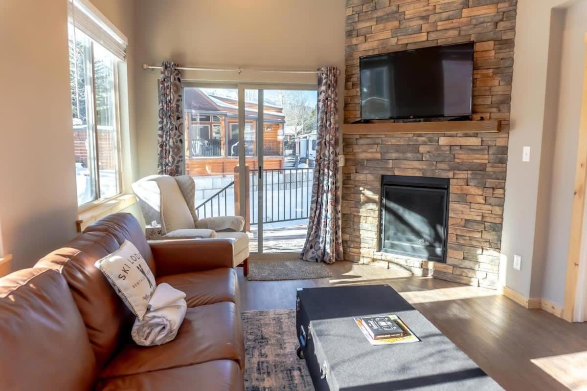 2BR Riverside Chalet Near Trails - B&B
