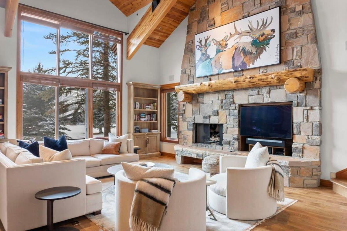 Gorgeous 5BR Home with Hot Tub - B&B