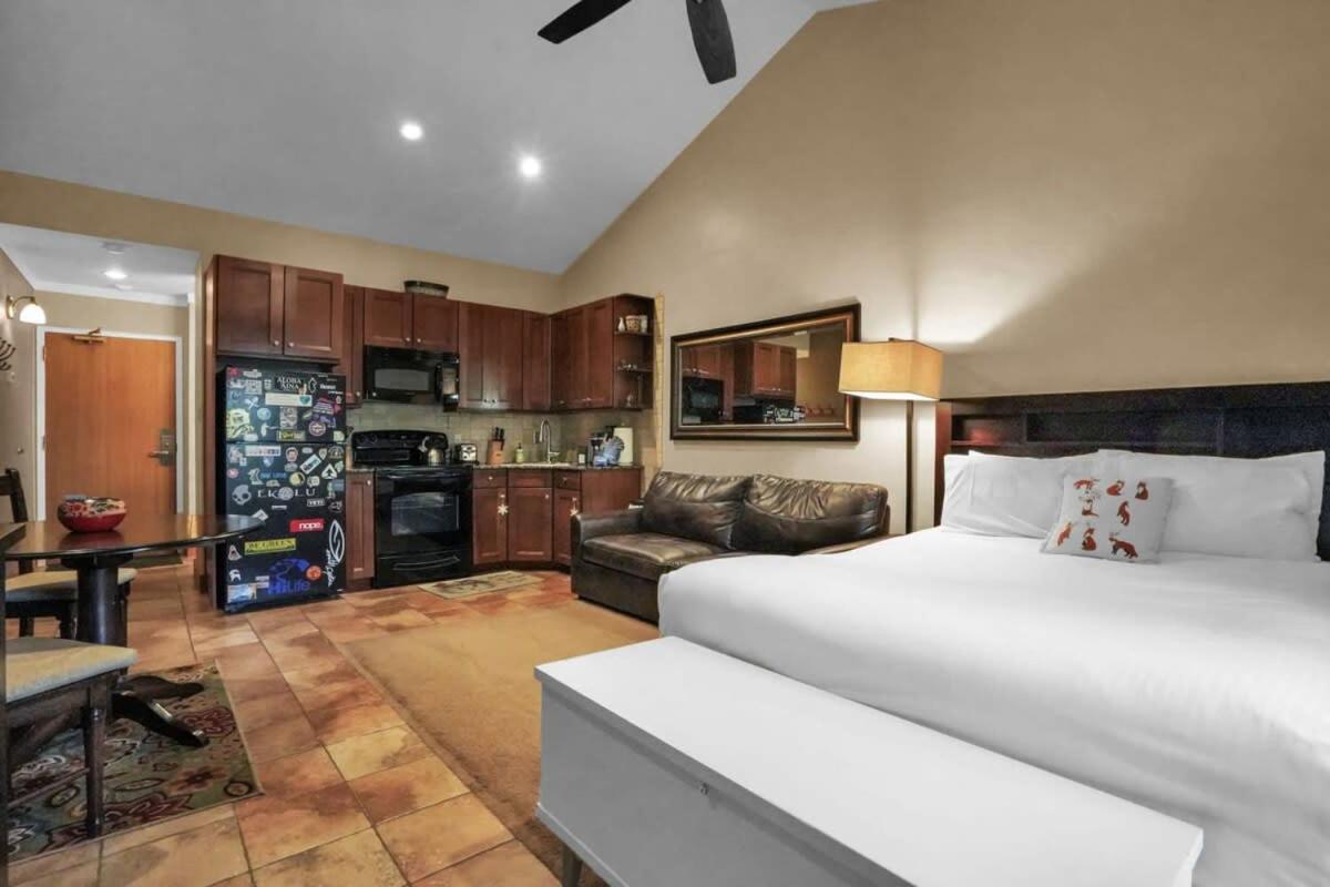 Intimate Mtn Studio, Walk to Main St - B&B