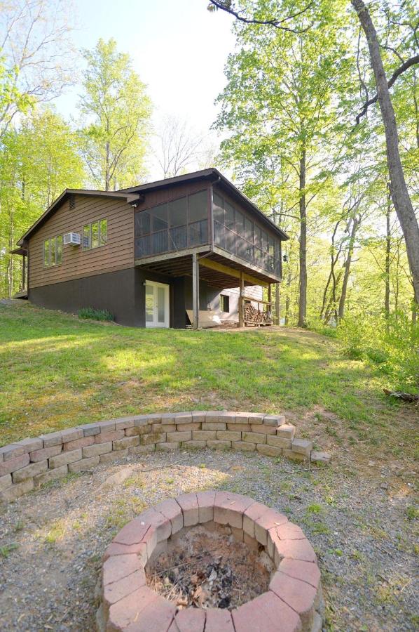 Chesnutt Cabin - Riverfront, Fire Pit, Game Room, Wifi, Screen Porch, View, King Bed - Chambres d’hôtes Morton Grove