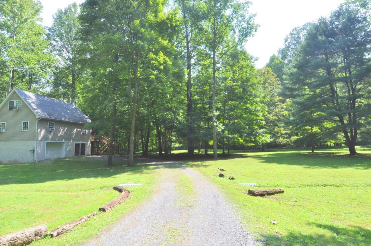 Trails End River Retreat - River Access - Pet Friendly - Hot Tub - Grill - Wifi - Fire Pit - Deck - Screen Porch - Family Friendly - Fishing - King Bed - Wood Stove - B&B Berkeley Springs
