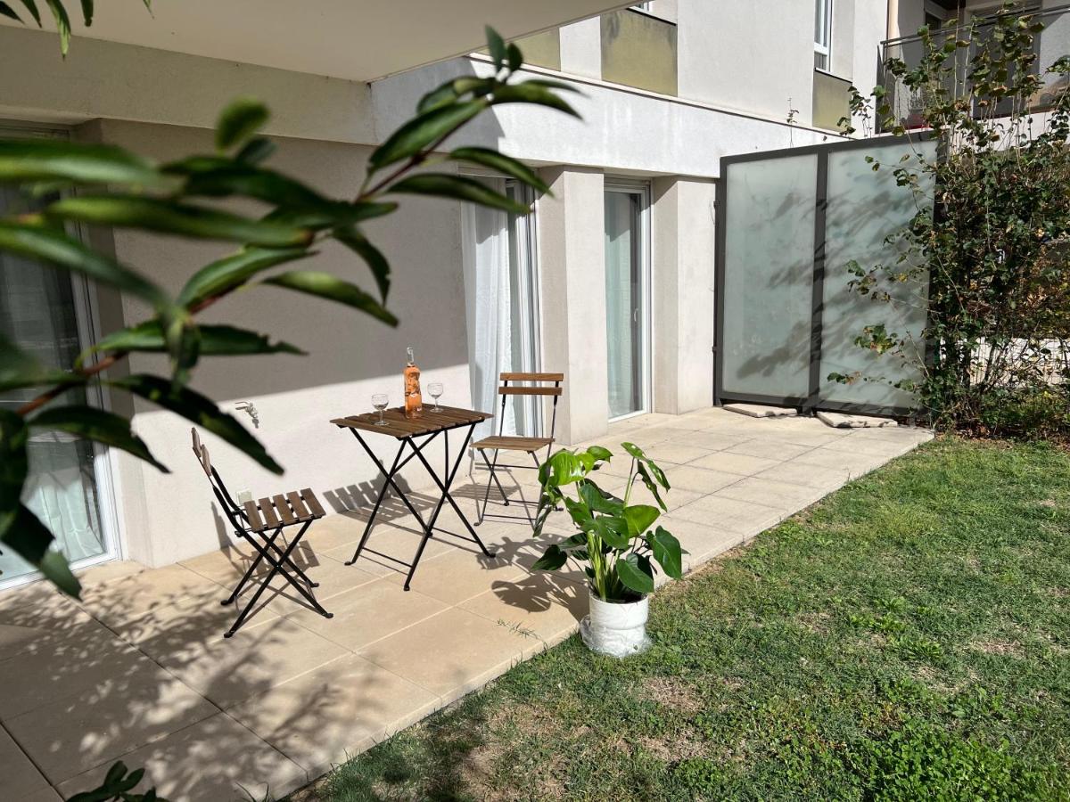 Le Jardin de l'Arena - T3 Design - jardin privé - Garage sur demande - Proche Eurexpo, Groupama Stadium, LDLC Arena - Chambres d'hôtes Décines-Charpieu