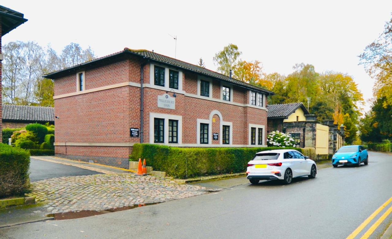 Luxury Two Bed Suite - Walk to Trentham Gardens! - Ferienwohnung