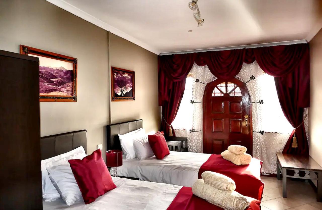Twin Room with Private Bathroom