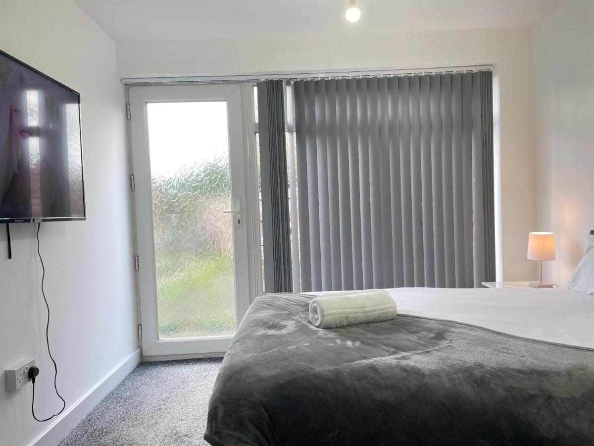 4 Bedroom 2 Bathroom Shared House - Near BHX and NEC - Chambres d’hôtes