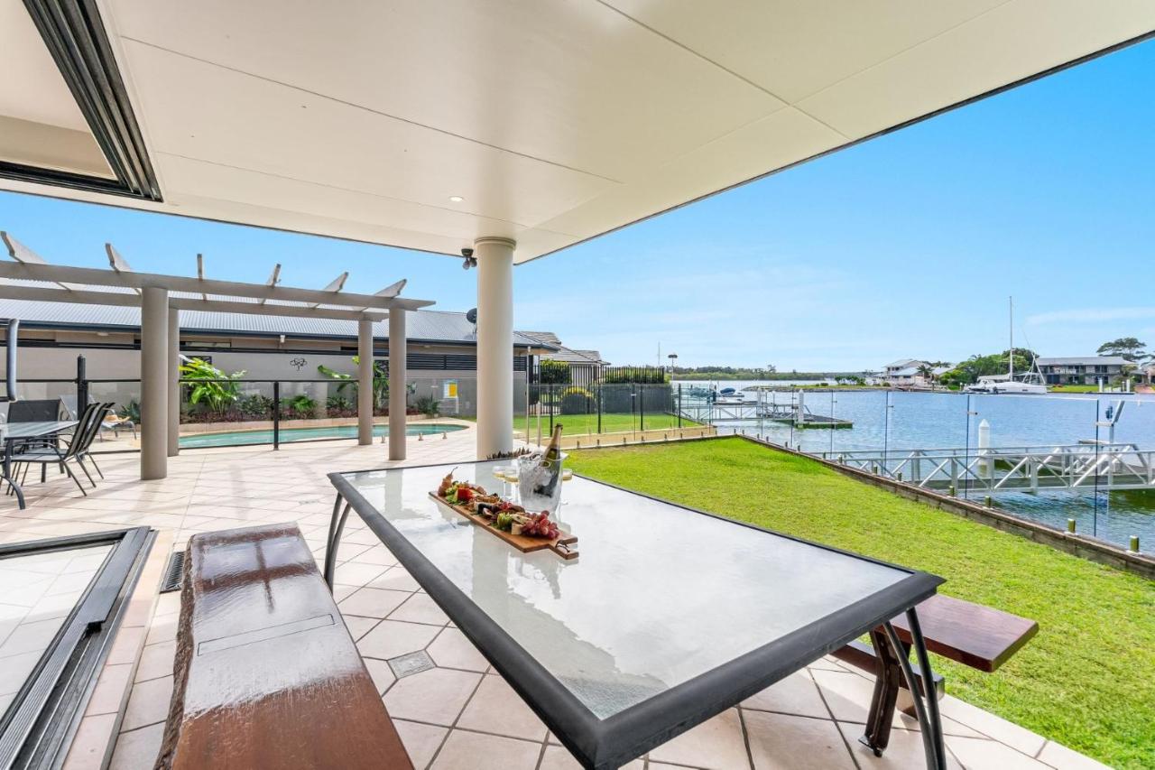 Nirvana Waters - Absolute Waterfront Escape with Private Pontoon & Pool - Holiday Yamba - B&B Yamba