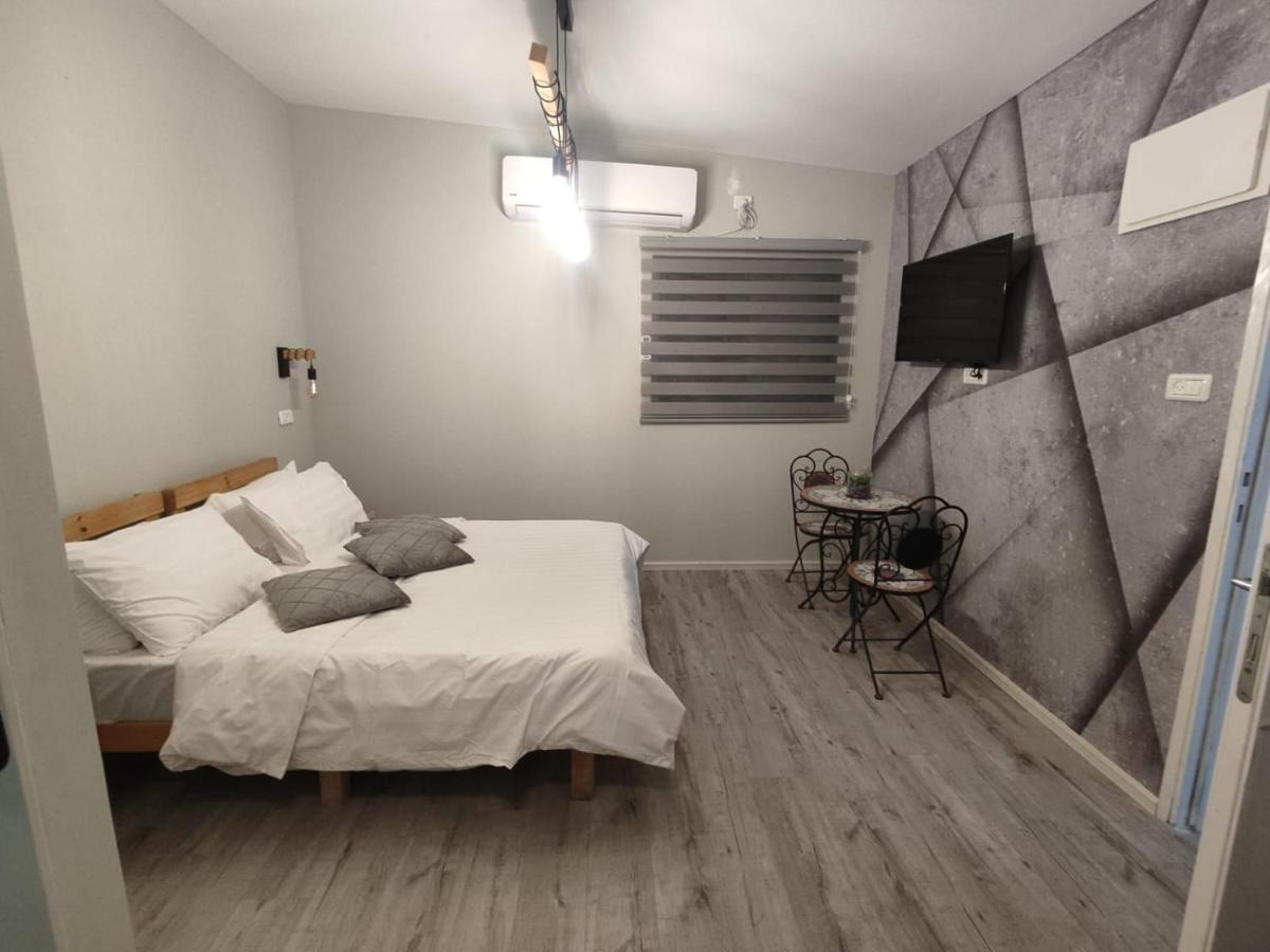 Habitación con cama grande y bañera de hidromasaje