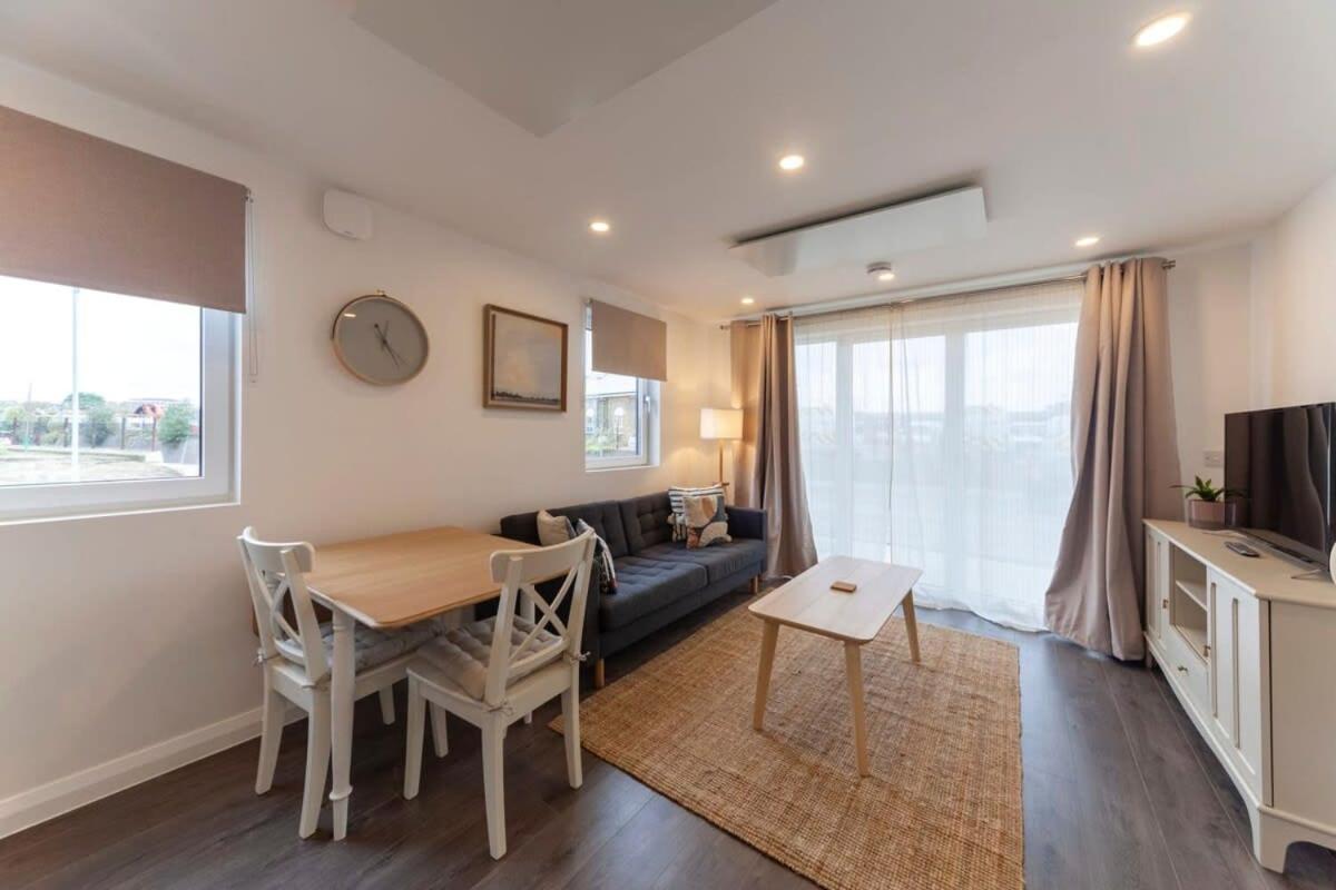 Contemporary 1 Bedroom Apartment in Ashford - Bed and Breakfast