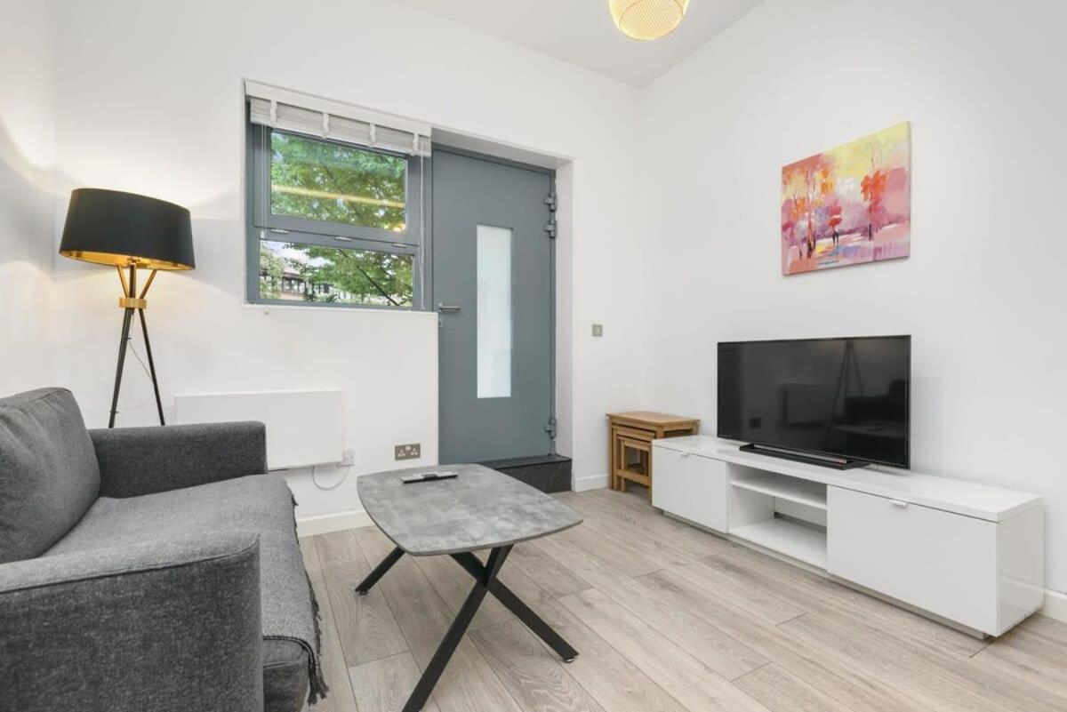 B&B Woking - Modern 1 Bedroom Apartment in Central Woking - Bed and Breakfast Woking