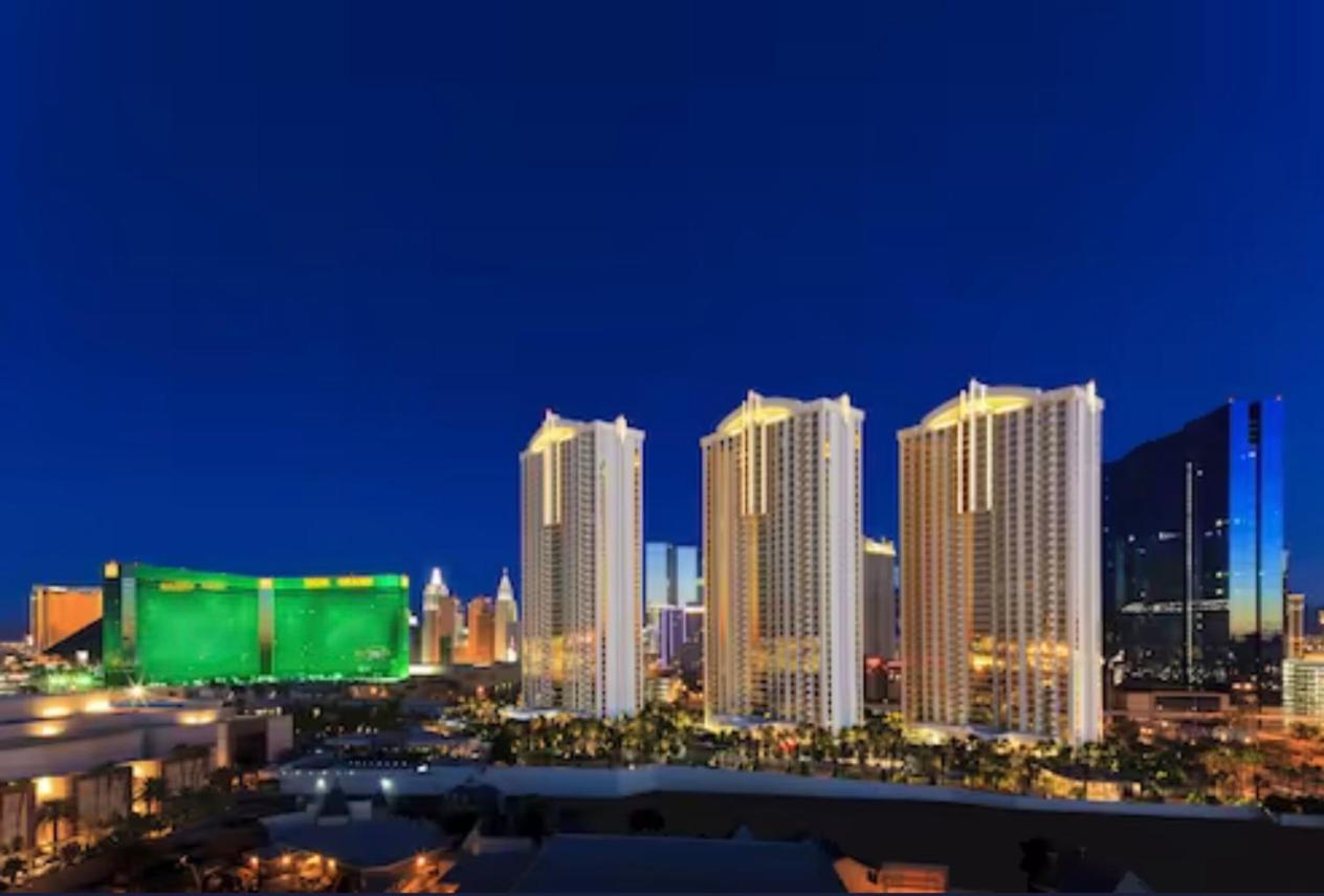 B&B Las Vegas - MGM Signature 30th Floor Penthouse w Balcony - Bed and Breakfast Las Vegas