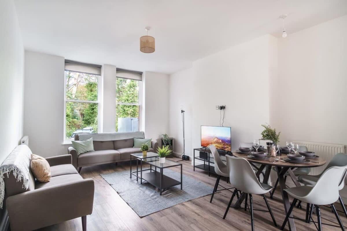 Spacious 3 Bed Apartment in Waterloo Liverpool - Ferienwohnung