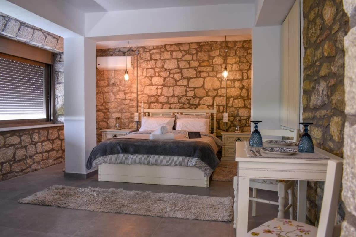 Coastal Stone Hideaway with Stunning Scenery - B&B
