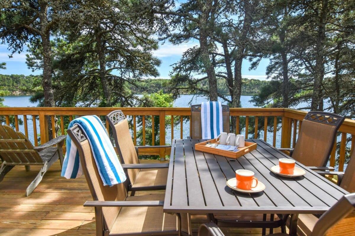 Amazing Location Lakefront Waterside Deck - B&B