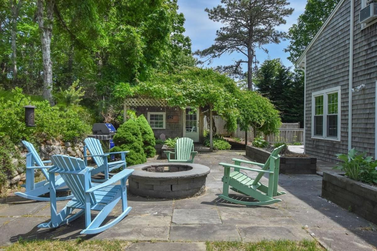 Spacious w Large Outdoor Area Fire Pit - B&B