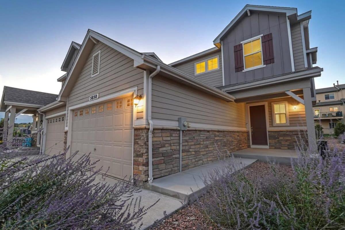 B&B Colorado Springs - 3BR Luxury Townhome w AC in Central Location - Bed and Breakfast Colorado Springs