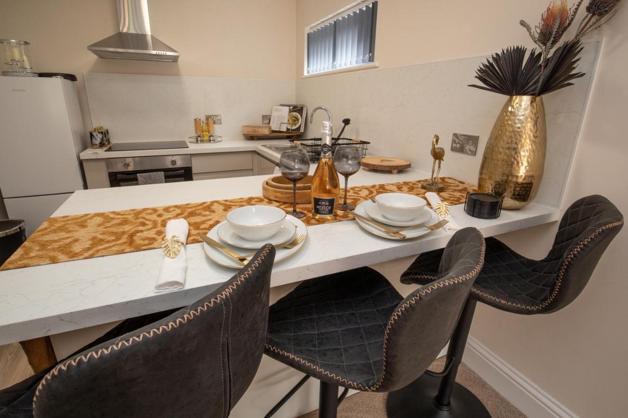 Half Moon Luxury One bedroom - Spacious APT Romantic Getaway with a hot tub, 5 min away from Eastbourne centre , free parking - B&B