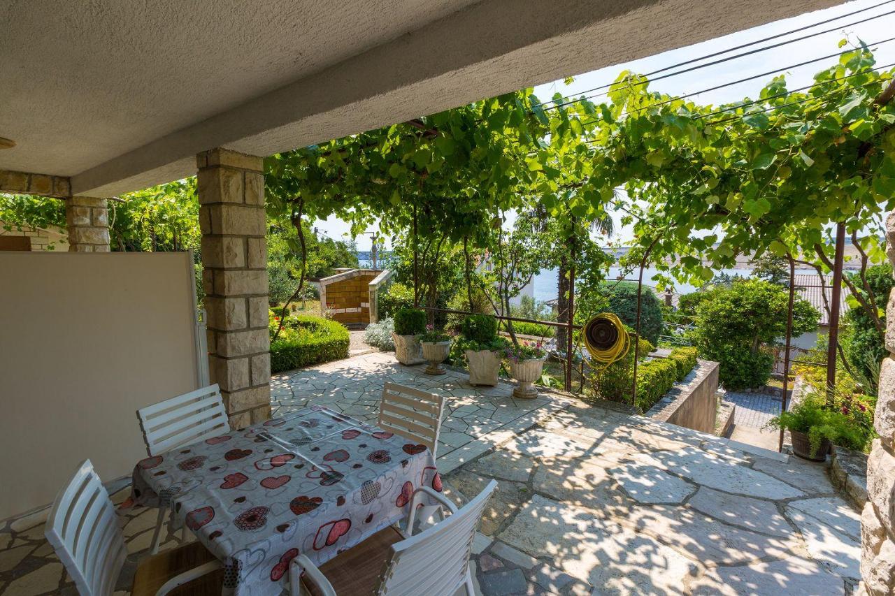 Grüne Terrasse nur 100 Meter zum Strand - B&B Jadranovo