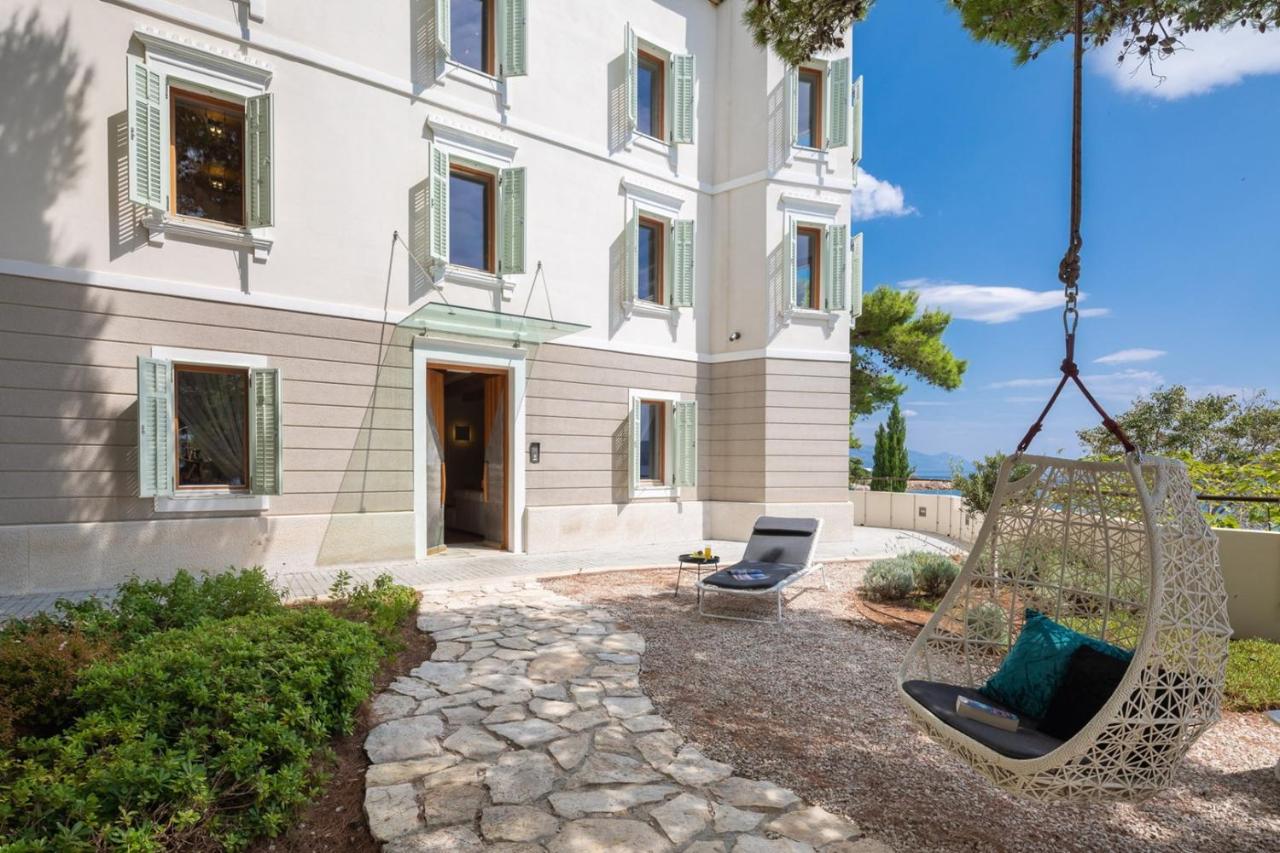 Luxury beachfront Villa Sea Palace with pool & spa near Omiš - B&B Lokva Rogoznica