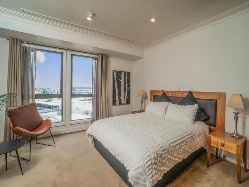 Spacious room - free parking gym and pool access - B&B Auckland