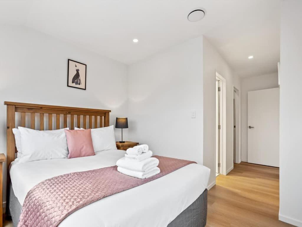 B&B Auckland - Brand New Three Bedroom Townhouse with Garage - Bed and Breakfast Auckland