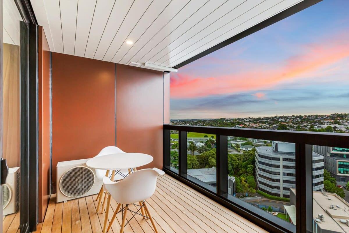Stunning Ellerslie Apartment + Private Balcony - B&B