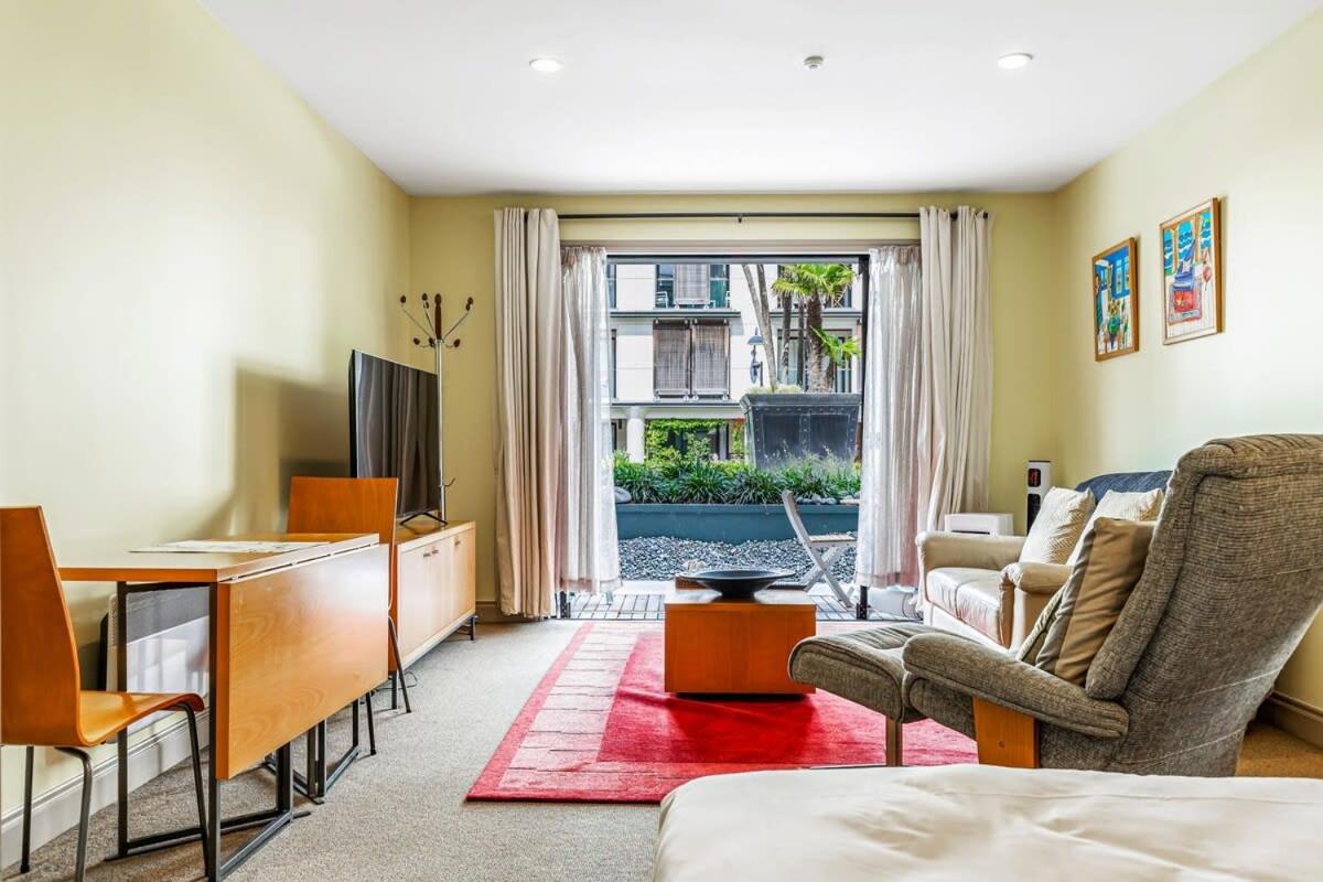 Viaduct Studio Parking Wine by Zodiak Stays - B&B Auckland