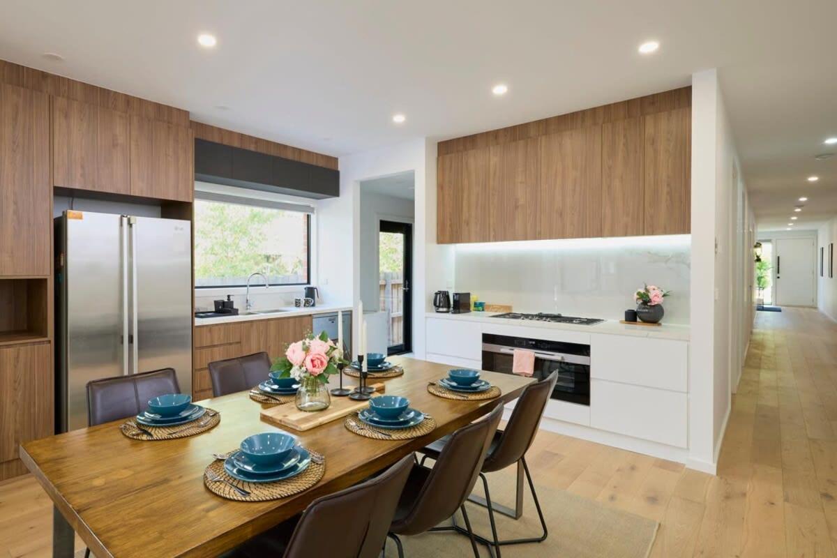B&B Melbourne - 5 Bedroom 5 Bathroom Townhouse with Aircon - Bed and Breakfast Melbourne