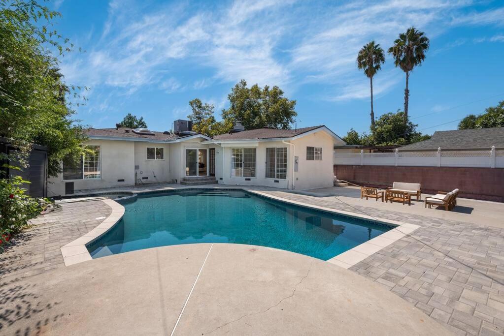 B&B Los Ángeles - Luxurious 4-Bedroom Home with Pool & Jacuzzi! - Bed and Breakfast Los Ángeles