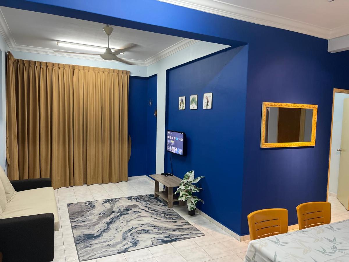 Serene Bukit Beruang Cottage 4 ROOMS FULL AIRCOND & NETFLIX by EZYROOM MELAKA - B&B