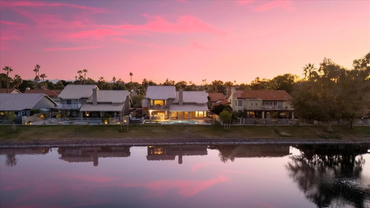 Lakeside Views The Clubhouse at Arrowhead Pool - B&B Glendale