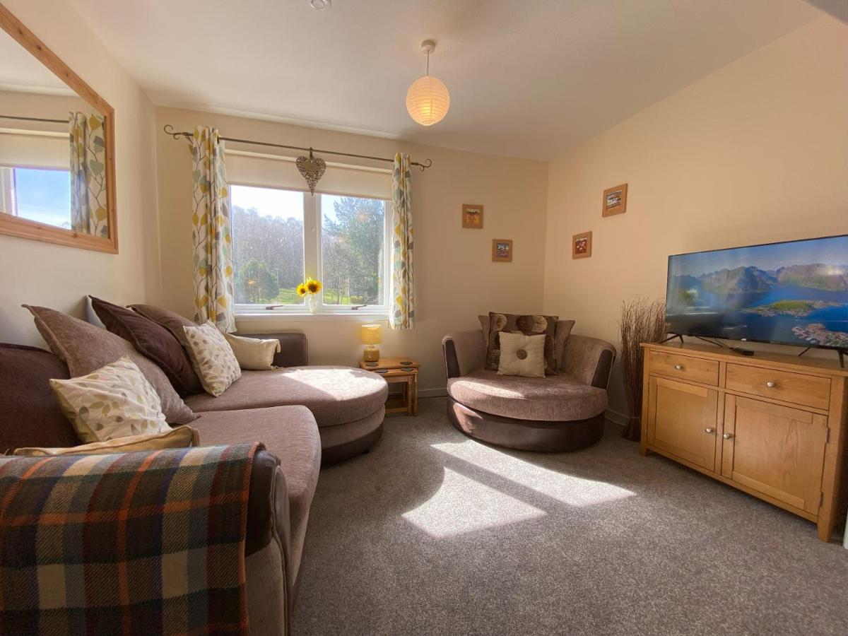 B&B Inverness - Treetops - Bright 2 Bed Flat - Super Location - Bed and Breakfast Inverness