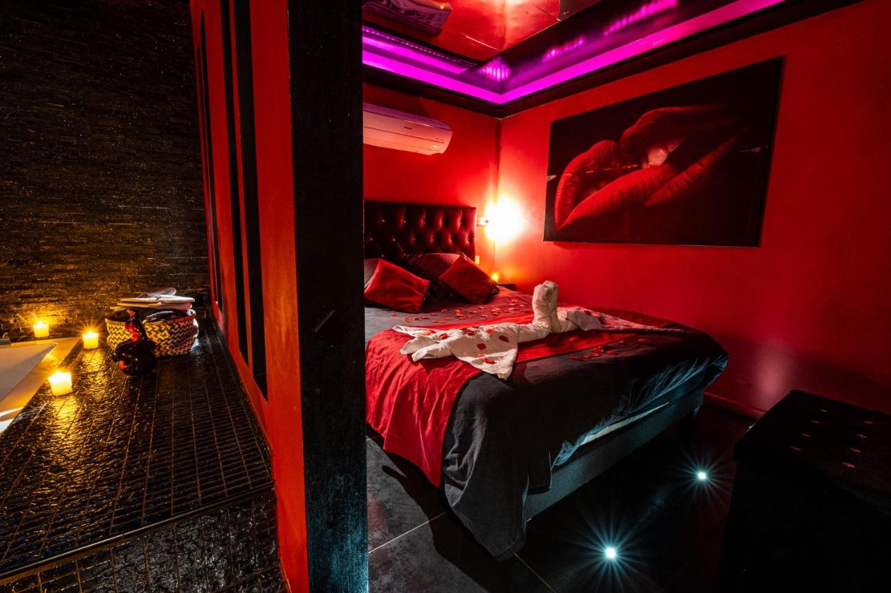 Pomme D'Amour Queen Suite with Spa Bath